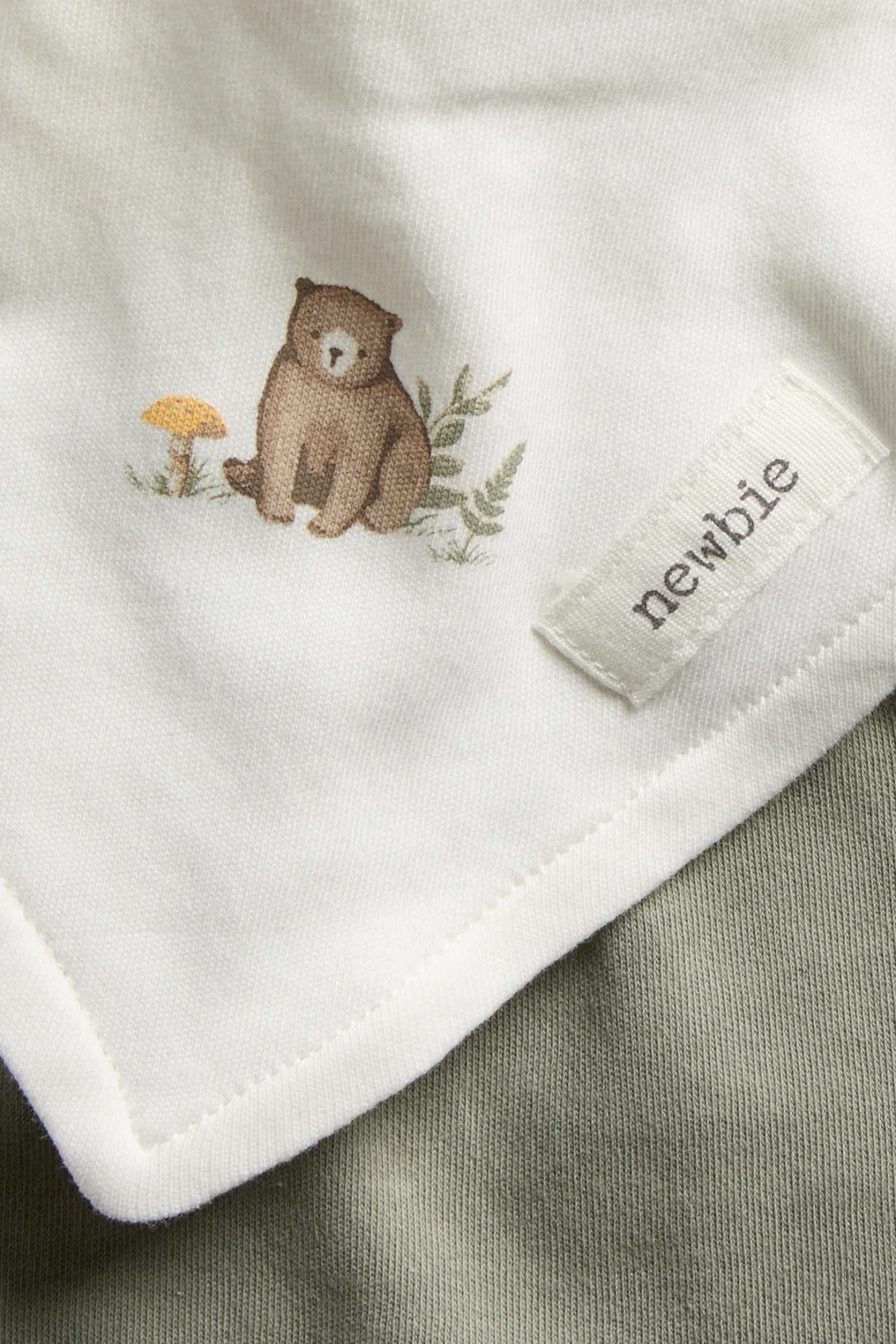 Baby bear-themed bibs (2-pack)