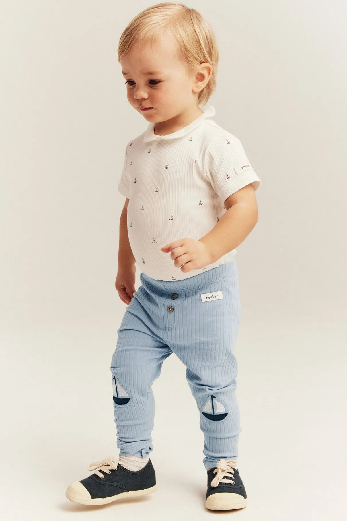 Baby blue ribbed leggings with boat appliqué