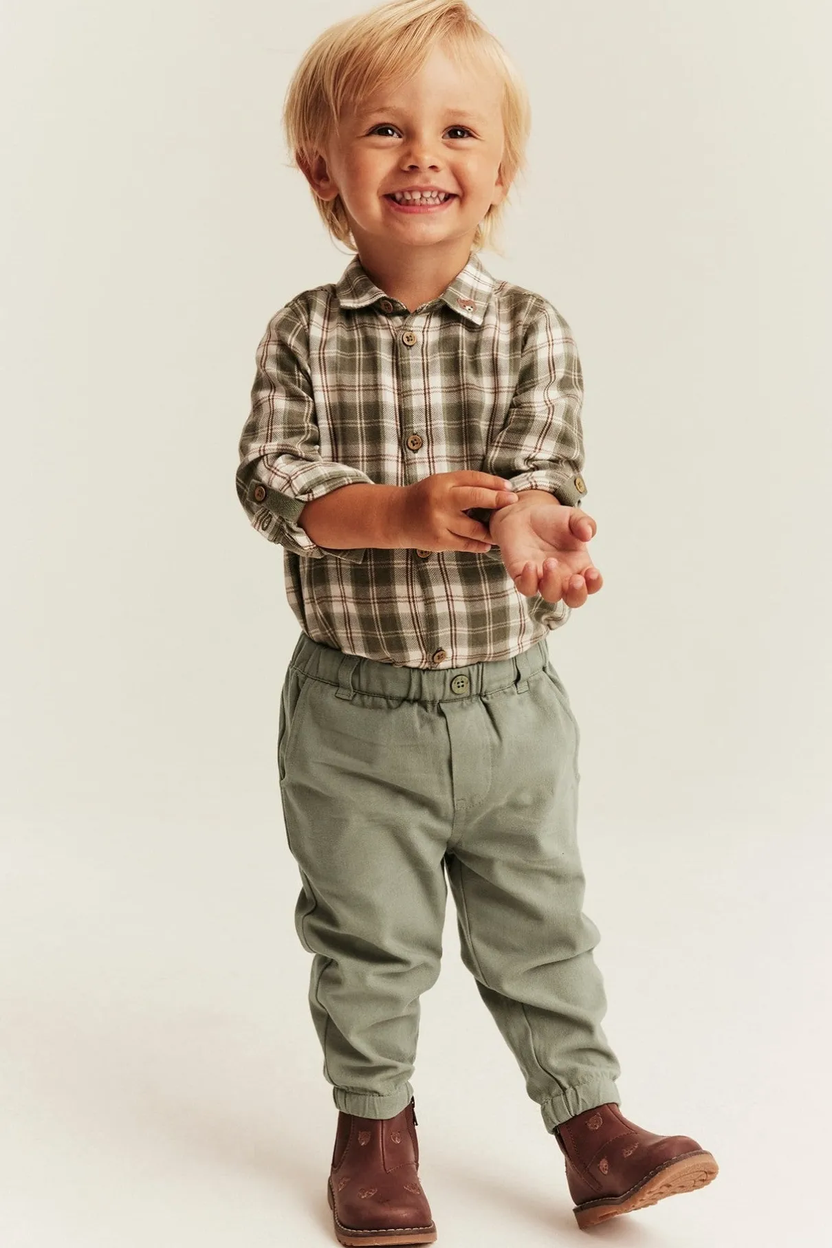 Baby green trousers with embroidery
