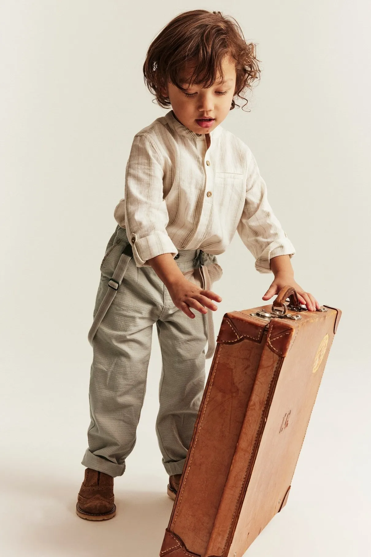 Kids beige woven trousers with suspenders