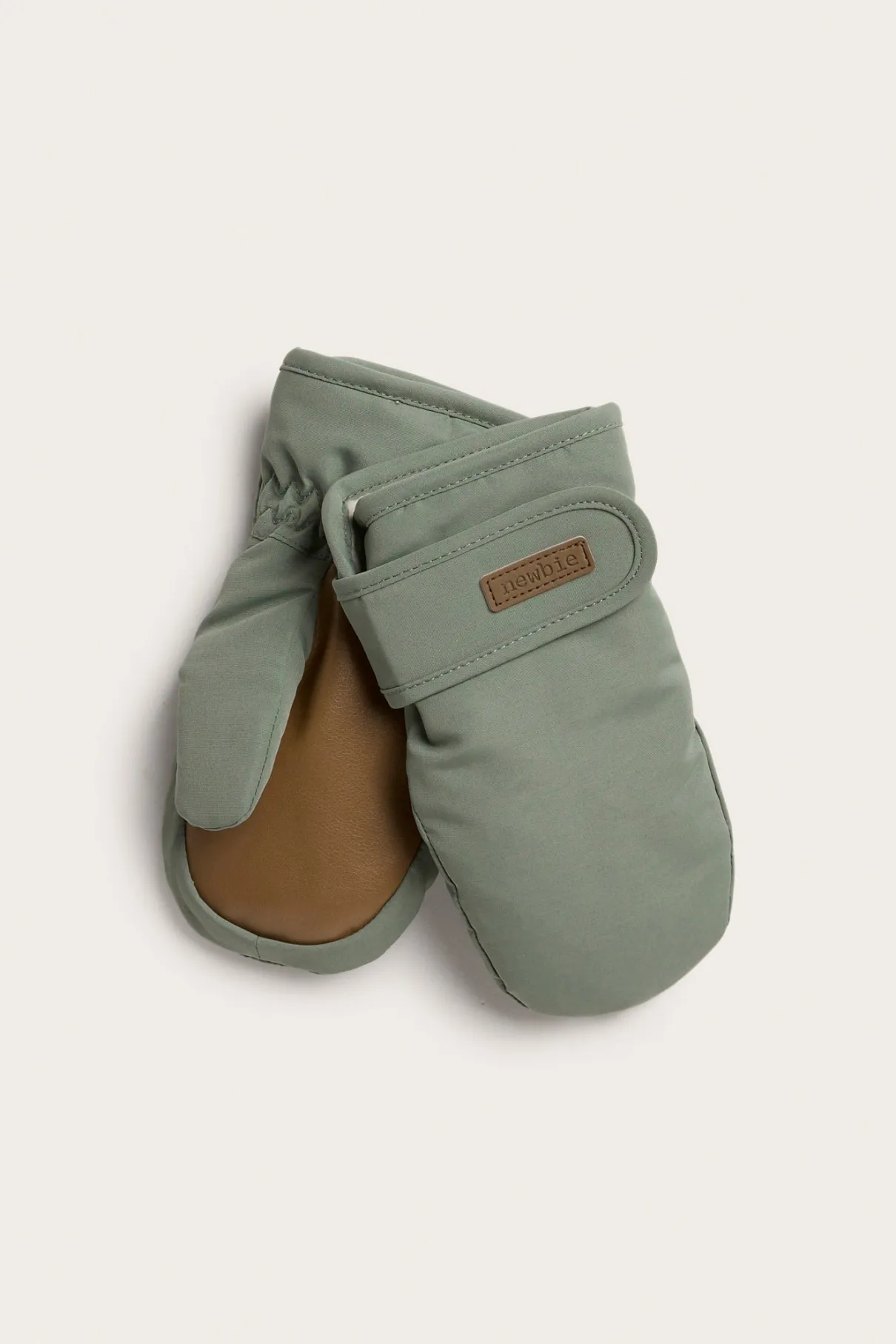 Kids’ green water-repellent mittens