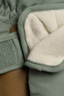 Kids’ green water-repellent mittens