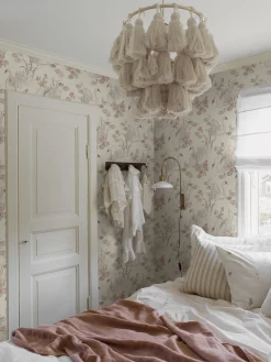 Lily swan beige wallpaper