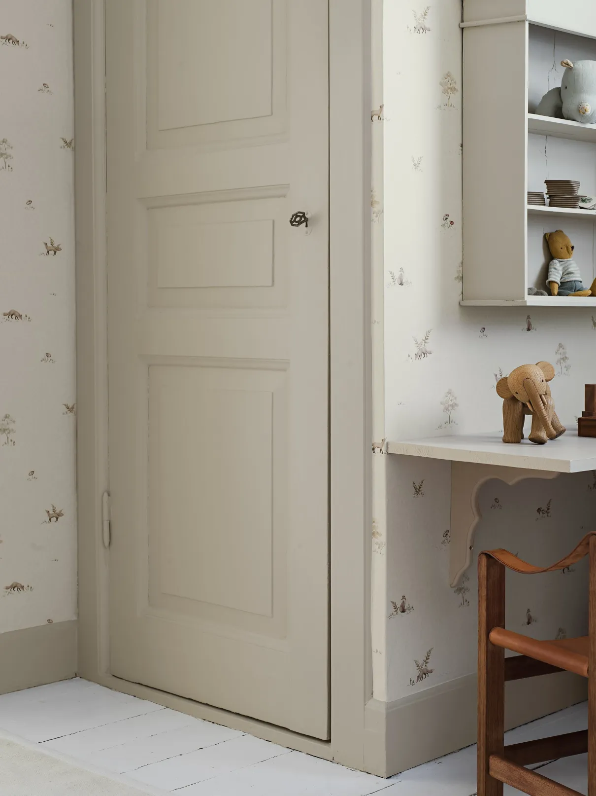 Little Fox beige wallpaper